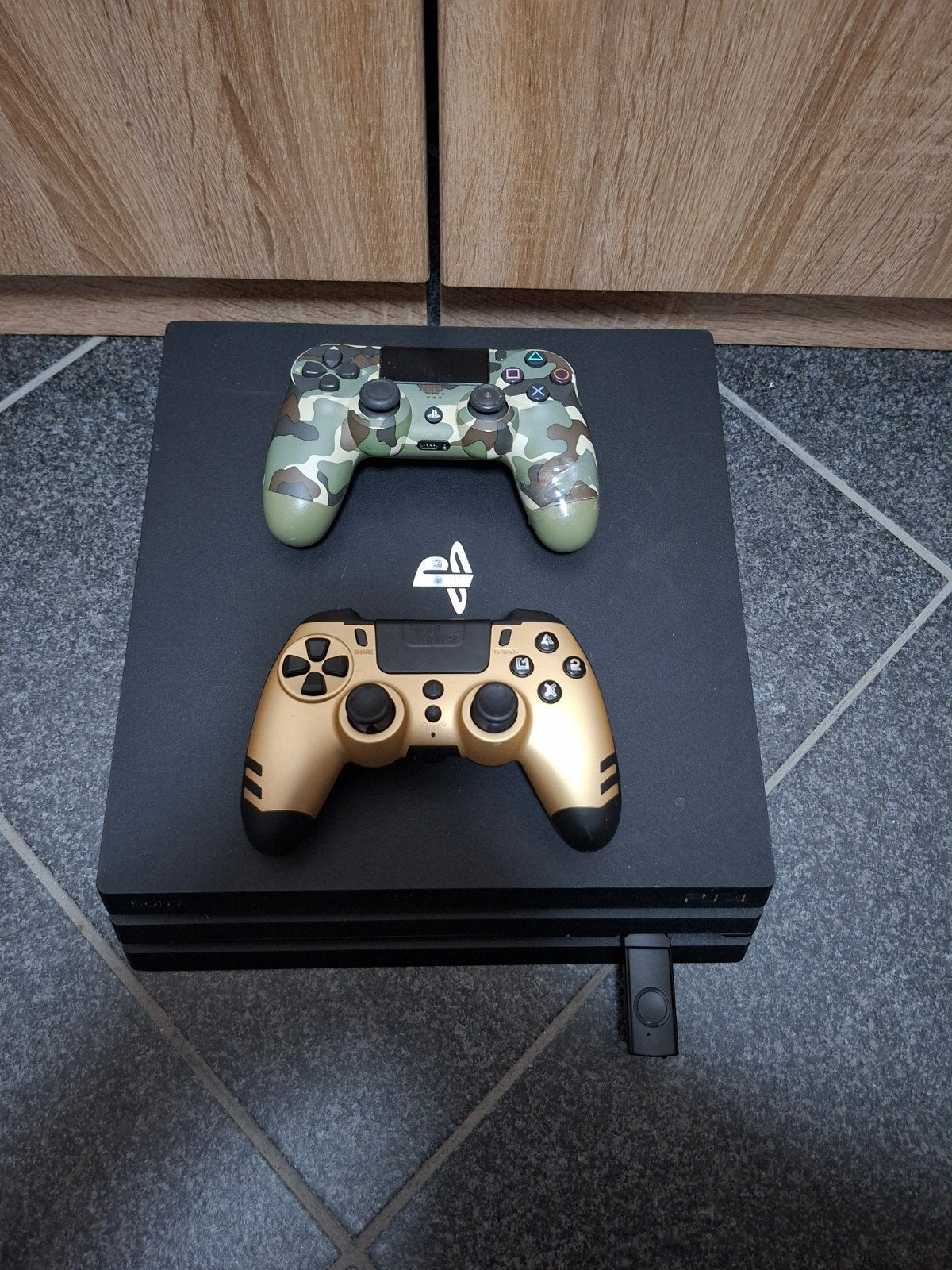 Playstation 4 pro, Games en Spelcomputers, Spelcomputers | Sony PlayStation 4, Zo goed als nieuw, Pro, 1 TB, Met 2 controllers